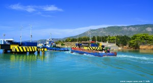 Schiff passiert die versenkbare Brücke am Kanal von Korinth – Greece