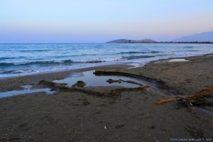 Hier mündet der kleine Fluss ins Meer - Paliochano Beach Greece
