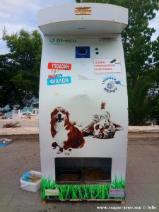 Fütterungs-Automat für Hunde und Katzen - gesehen in Tolo – Greece