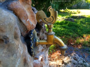 Brunnen mit edlem Wasserhahn in Agios Dimitrios - Greece