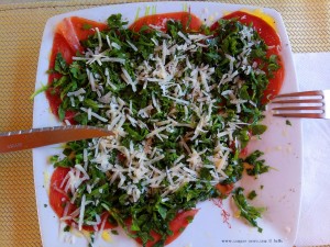 Bresaola mit Rucola und Parmesan für Lunch am Avramiou Beach – Greece