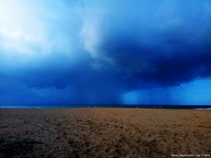 Schwere Regenwolken am Lagkouvardos Beach – Greece