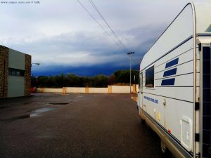 Lunch hinter einem Supermarkt in Kalogria – Greece