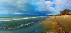 Spaziergang mit Nicol am Vivari Beach – Greece