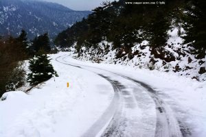 Schnee auf der EO Apideon-Leonidiou – Greece