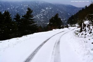 Schnee auf der EO Apideon-Leonidiou – Greece