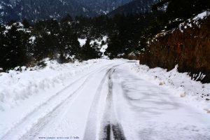 Schnee auf der EO Apideon-Leonidiou – Greece