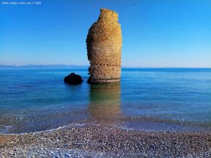 Was dieser Torre wohl zu erzählen hätte? Cheronisi Beach – Greece