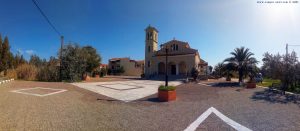 Kirche mit Brunnen und Lunch-Platz - Paralia Astros