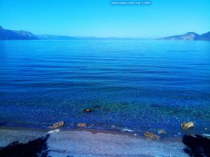 Kristallklares Wasser am Metamorfosi Beach – Greece