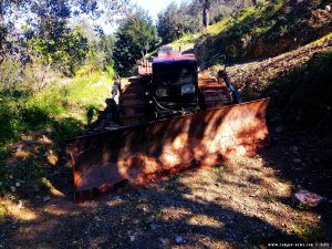 Alter Schneepflug am Metamorfosi Beach – Greece