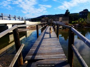 Nicol ist schon fast drüben - trau ich der Brücke? Psifäischer See Trizina – Greece