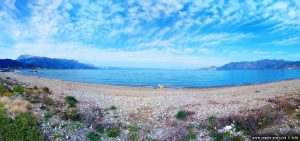 Mit Nicol beim Spaziergang am Metamorfosi Beach – Greece