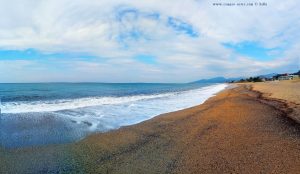Mit Nicol auf Spaziergang am Kanali Beach – Greece