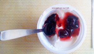 Hmmmm - lecker Joghurt mit Amarena-Kirschen als Dessert - Akti - Greece