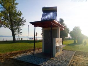 Warmwasseraufbereiter an den Duschen im Balatonoszödi Szabadstrand - Balaton Lake – Hungary