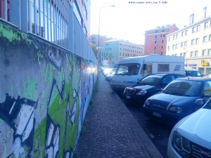 Wenn Baffo Kaffee will wird auch mal an einer vielbefahrenen Strasse geparkt - hier Genova – Italy