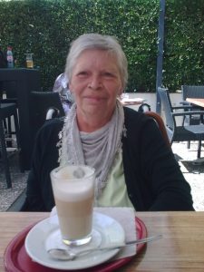 Mama in Überlingen beim Latte Macchiato