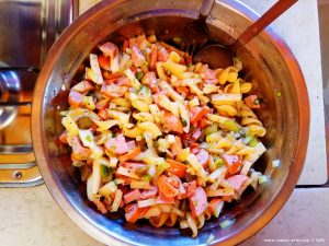 Nudel-Wurstsalat mit Käse