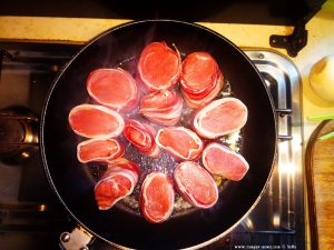 Schweinefilet im Speckmantel in Champignon-Rahm-Soße aus dem Omnia