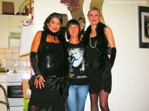 Meine Wenigkeit – Sandra in der Mitte und Claudia – fertig zur Party!