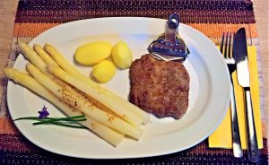 Spargel mit Schnitzel und Butterkartoffeln